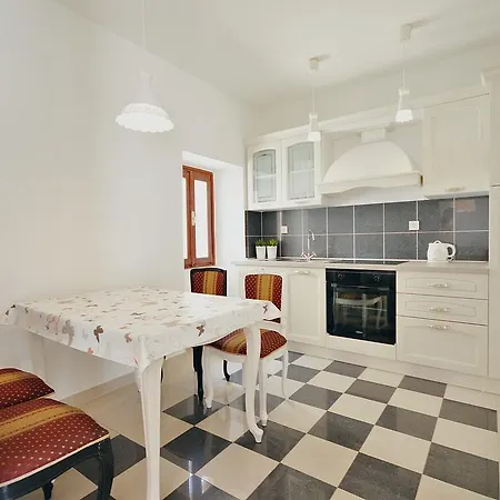 Kairos Apartment *